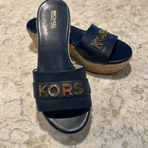 MICHAEL KORS~WOMENS~NAVY~
ROUND TOE~SLIP ON SANDALS~WITH GOLD METAL LETTERS~BR - Picture 3 of 9